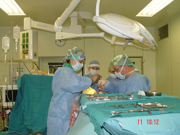 Kirurška ekipa sestoji iz treh zdravnikov, ki sodelujejo kot športna ekipa